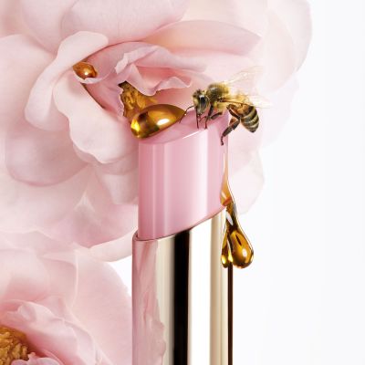 GUERLAIN KISSKISS BEE GLOW Lūpų spalvą paryškinantis balzamas su medumi, 98% natūralios kilmės ingredientų
