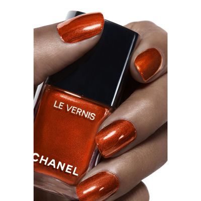 CHANEL LE VERNIS  Ribotas leidimas. Ilgai išliekanti nagų lako spalva. 