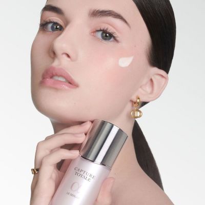 DIOR Capture Totale Le Serum Ypatingai efektyvus  visus odos senėjimo požymius koreguojantis serumas 