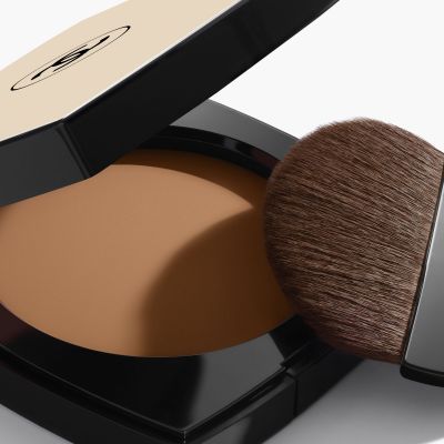 CHANEL LES BEIGES Sveiko švytėjimo suteikianti skaidri kompaktinė pudra