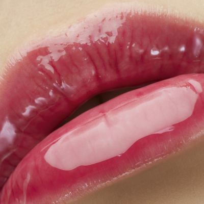 YVES SAINT LAURENT Loveshine Plumping Lip Oil Gloss Putlumo suteikiantis lūpų blizgis