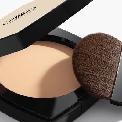 CHANEL LES BEIGES Sveiko švytėjimo suteikianti skaidri kompaktinė pudra