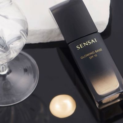 SENSAI Glowing Base SPF10 Makiažo bazė
