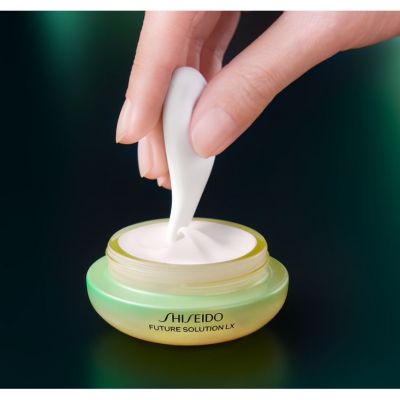 SHISEIDO Future Solution Lx Stangrinamasis ir raukšles koreguojantis paakių kremas