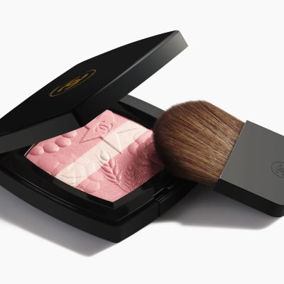 CHANEL LES SIGNES DE CHANEL Išskirtinis kūrinys - ribotas leidimas. Švytėjimo suteikianti priemonė