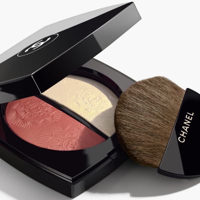 CHANEL BLOWING FLOWER EXCLUSIVE CREATION Išskirtinis kūrinys - ribotas leidimas. Švytėjimo suteikianti priemonė