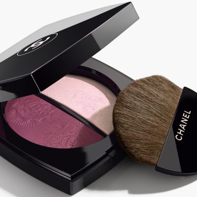 CHANEL BLOWING FLOWER EXCLUSIVE CREATION Išskirtinis kūrinys - ribotas leidimas. Švytėjimo suteikianti priemonė