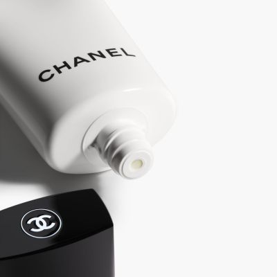 CHANEL LA MOUSSE CAMELLIA CLEANSING CREAM-TO-FOAM Nuo aplinkos taršos saugantis kreminis prausiklis, virstantis putomis.