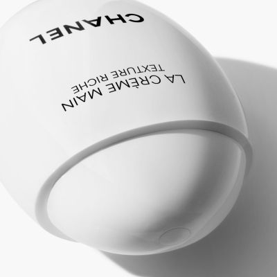 CHANEL LA CRÉME MAIN TEXTURE RICHE  Maitinamasis, apsauginis ir šviesinamasis rankų kremas