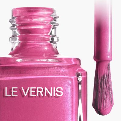CHANEL LE VERNIS Ribotas leidimas. Ilgai išliekanti nagų lako spalva. 