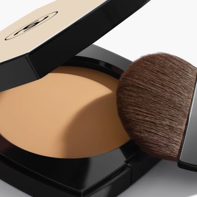 CHANEL LES BEIGES Sveiko švytėjimo suteikianti skaidri kompaktinė pudra