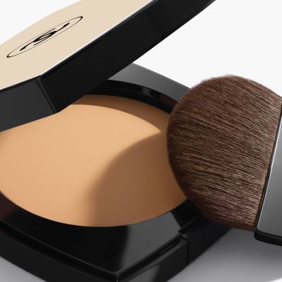 CHANEL LES BEIGES Sveiko švytėjimo suteikianti skaidri kompaktinė pudra