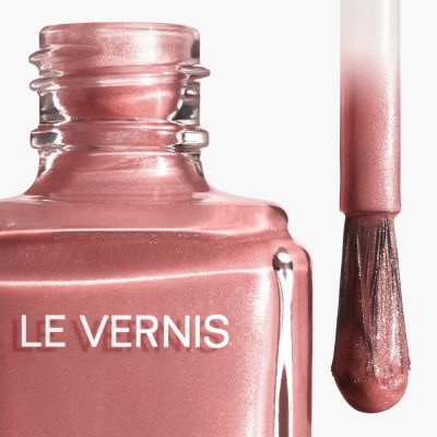 CHANEL LE VERNIS Ribotas leidimas. Ilgai išliekanti nagų lako spalva. 