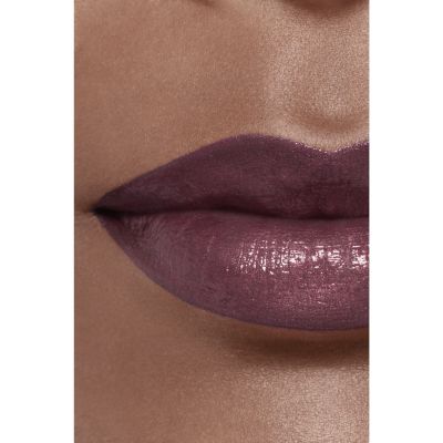 CHANEL ROUGE ALLURE LAQUE Išskirtinis kūrinys - ribotas leidimas. Spindintys sodrūs lūpų dažai